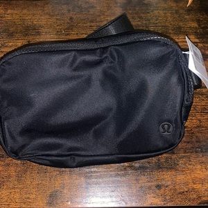 NWT - lululemon everywhere belt bag - black